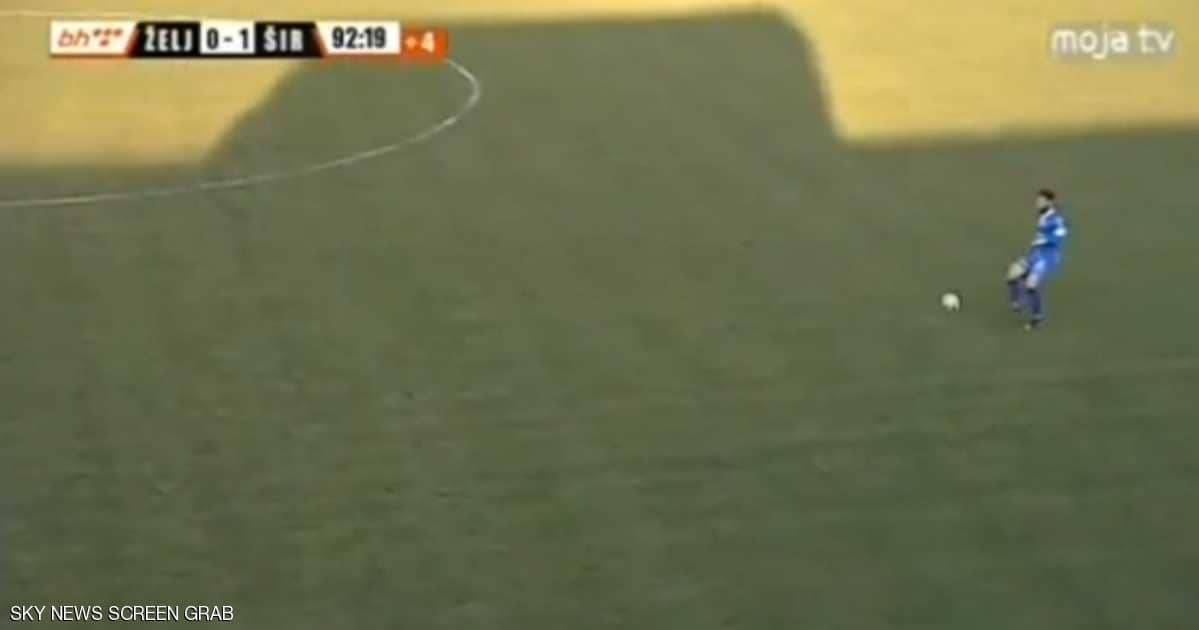 بالفيديو... حارس مرمى ينقذ فريقه بهدف من منتصف الملعب