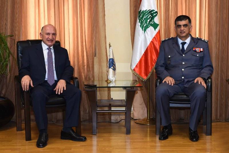 عثمان شكر قنصل الفيليبين الفخري لتقديمه 3 سيارات لصالح قوى الامن
