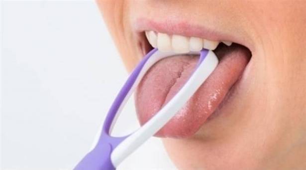 كاشط اللسان .. سلاحك لمحاربة رائحة الفم الكريهة