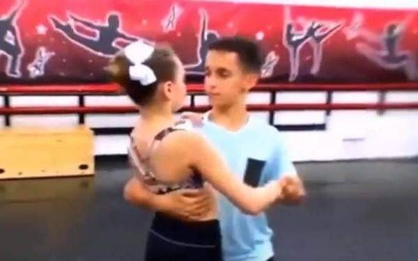 حاول تقبيلها خلال رقصتهما فهكذا كانت ردة فعلها- بالفيديو