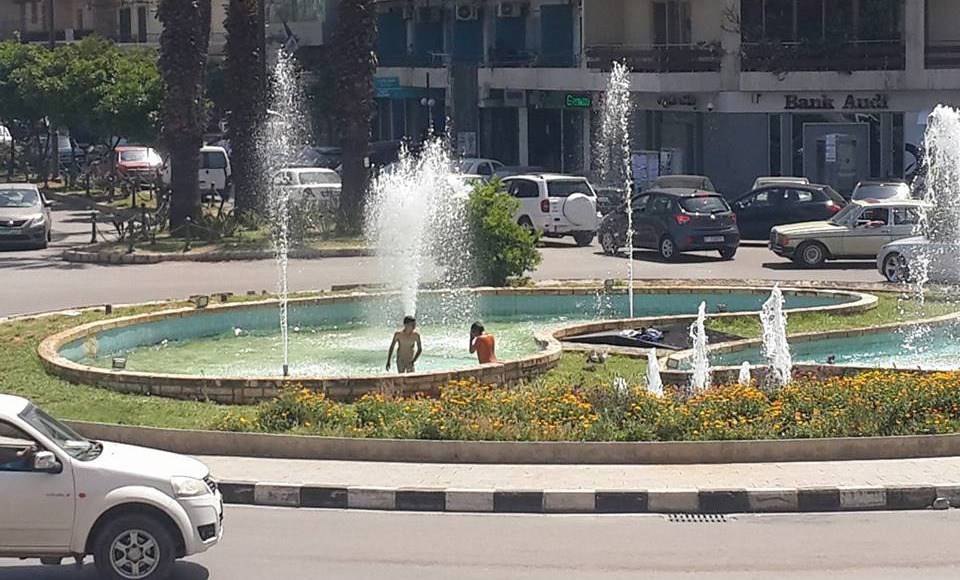 بالصور: أطفال طرابلس يسبحون.. في "برك الموت"!