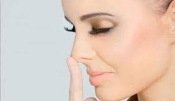 بالفيديو.. سيدة تنزع أنفها على الهواء مباشرةً