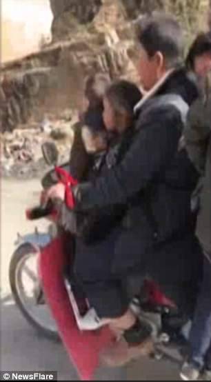 بالفيديو.. يقود درّاجته النارية حاملاً معه 6 أطفال!