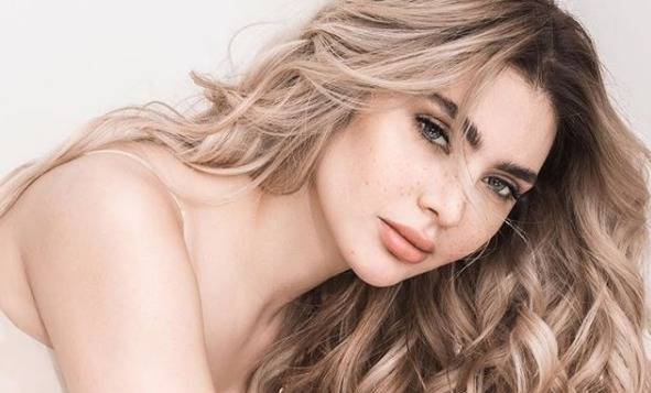 بالصور: قمر في أحدث إطلالاتها.. شاهدوا كيف بدت!