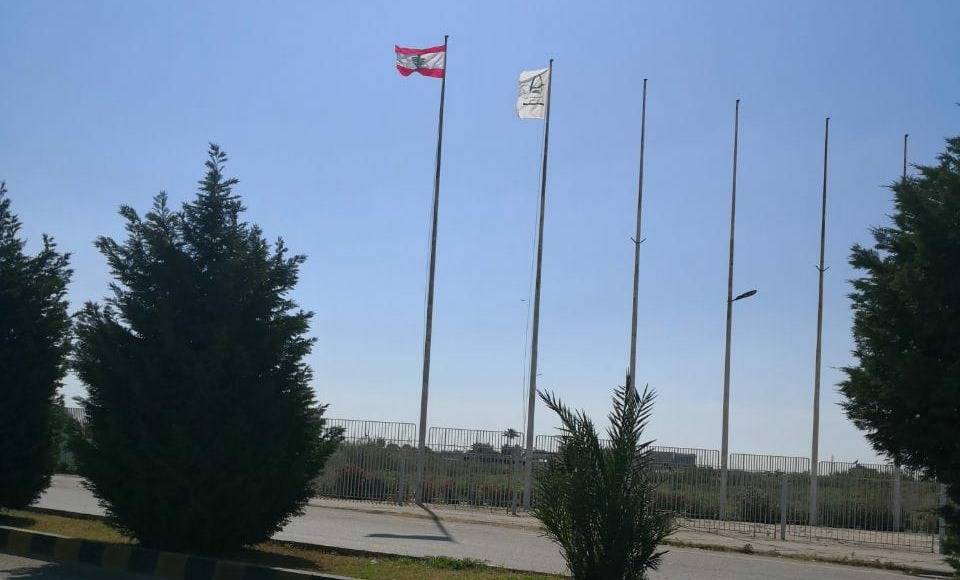 علم لبنان.. بالمقلوب!