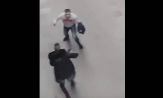 بالفيديو: شجار بين رجُلَيْن في الشارع.. بالسّكاكين والسواطير!