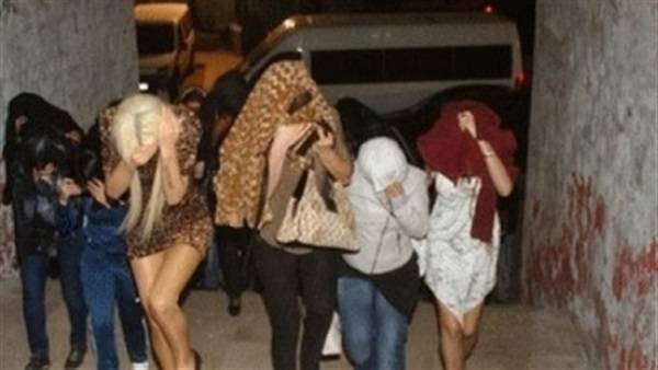 شبكة دعارة تصطاد الزبائن من الطريق العام وتدخلهم إلى أحد المسابح اللبنانية