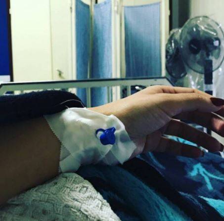 بعد قصة إنفصالها عن خطيبها.. نقل فنانة مصرية إلى المستشفى (صورة)