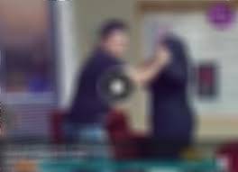 بالفيديو - بعد تبادل الشتائم... ممثلة مصرية تضرب المذيع في أحد البرامج