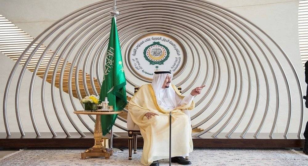 صورة للملك سلمان في القمة العربية تنال إعجاب المغردين