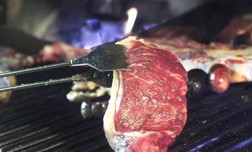 اللحم المطهو جيدا يرتبط بأمراض الكبد والسكري