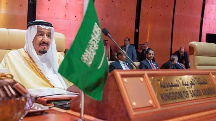 ما هي الصورة للملك السعودي سلمان بن عبد العزيز في القمة العربية التي تم تداولها على مواقع التواصل الاجتماعي؟