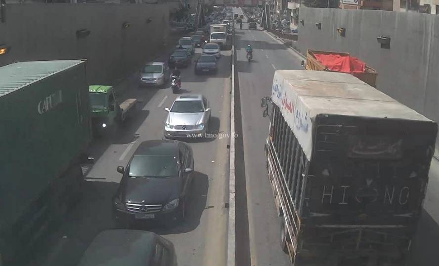 بالصورة.. اصطدام شاحنة بسقف نفق سليم سلام
