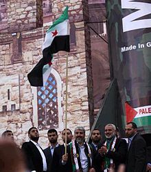 خالد مشعل اخطأ بين العلمين الفلسطيني والثورة السورية فهاجمه انصار النظام والمعارضة 