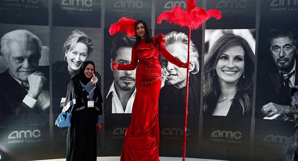 بالصور... افتتاح أول دار سينما في السعودية