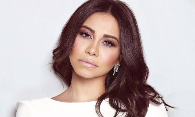 من هم النجوم الذين قدّموا واجب العزاء لشيرين بوفاة والدها؟