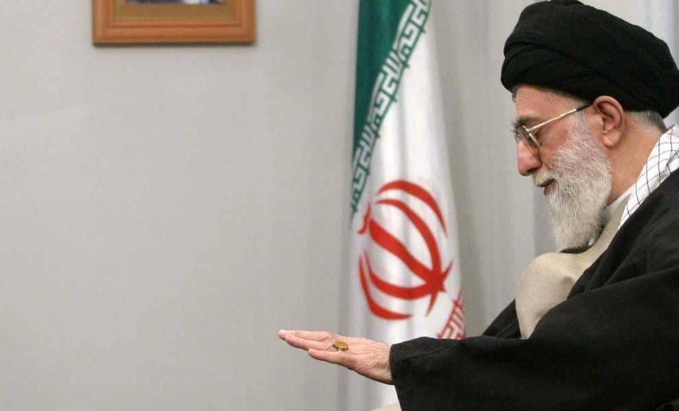 خامنئي يطالب بوضع برنامج هجومي ويحذر من 
