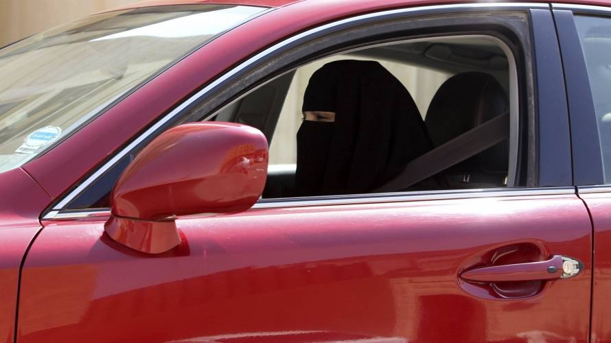 ماذا يعني إلغاء الحظر المفروض على قيادة السعوديات للسيارات بالنسبة للمملكة والعالم؟