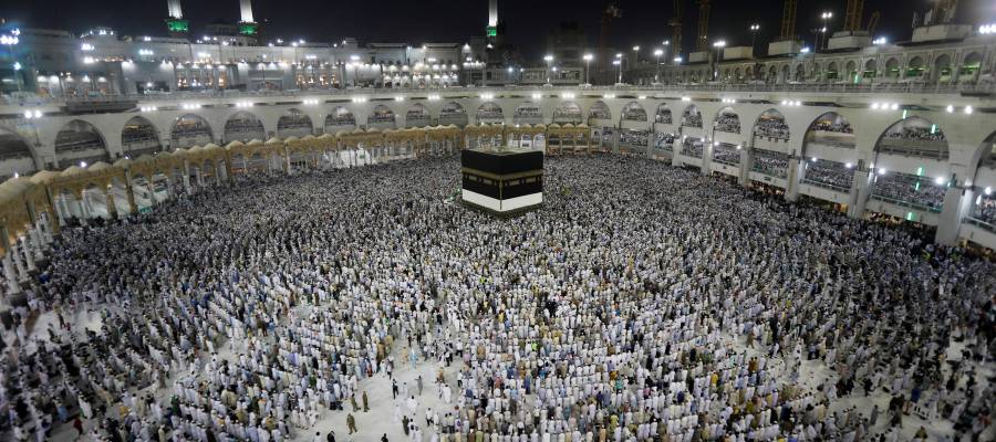 ناقلة وقود اصطدمت بهم وأشعلت حافلتهم.. مقتل معتمرين بريطانيين في السعودية بحادث مروع