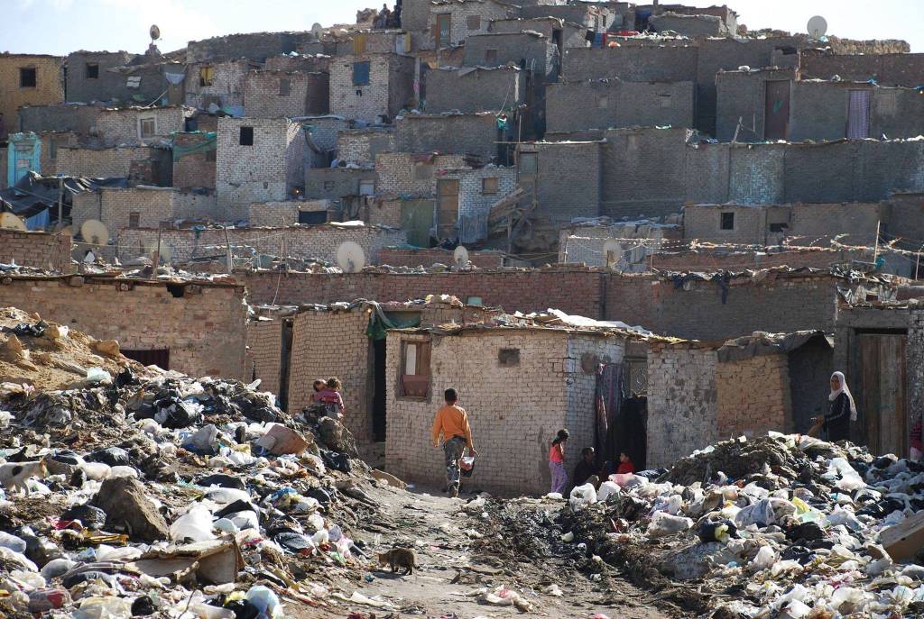 كنز مخفي وسط أكوام زبالة مصر.. الحكومة تقتحم مافيا القمامة للسيطرة على مليارات الجنيهات
