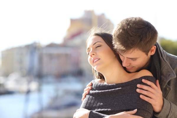 عبر حاسة الشم فقط.. يمكنك أن تشعلي الرغبة الجنسية عنده كيف؟