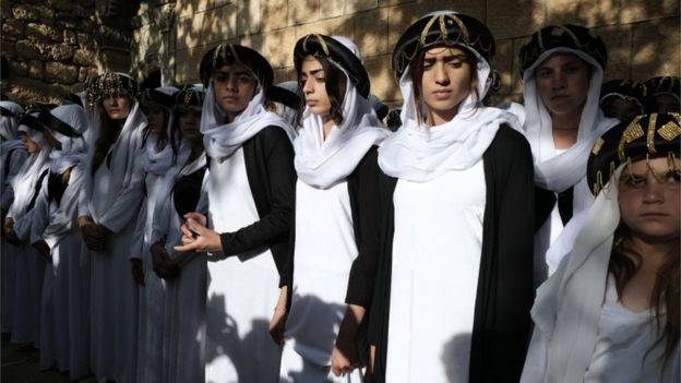 كيف يتم تدريب أيزيديات على تصوير مواقع الإبادة الجماعية التي ارتكبها تنظيم "داعش"؟