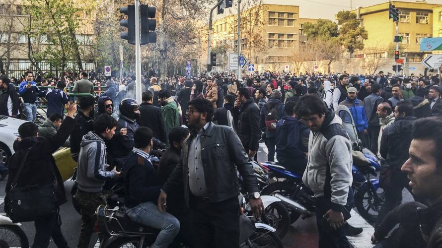 الاحتجاجات تتصاعد.. لماذا تميل طهران إلى نظرية المؤامرة؟