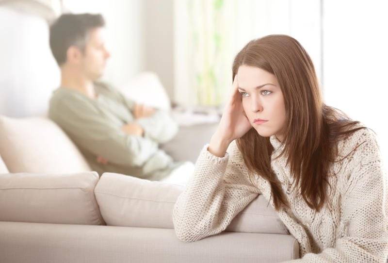 وصلت إلى الطلاق لأن الحياة مع أهل زوجي لا تطاق!