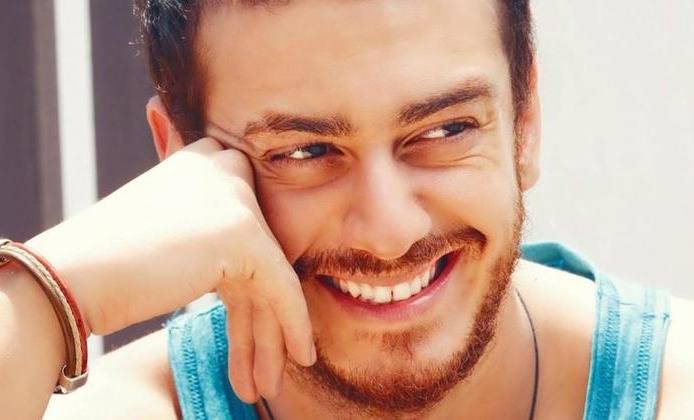 سعد لمجرد يثير الجدل.. وضع قرطاً فضياً!