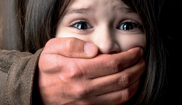 اعتاد على اغتصاب ابنته لمدة 4 سنوات بعد وفاة زوجته