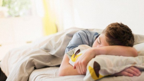 نصيحة للآباء.. شجعوا أبناءكم المراهقين على النوم لساعات أطول