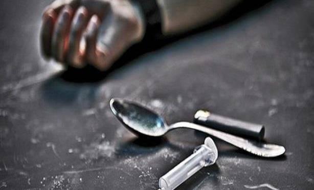 بعد تناوله جرعة أقوى من الهيروين.. عائلة مغني شهير تقاضي المستشفى!