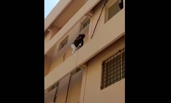فيديو لأقوياء القلوب.. خاطر بحياته لإنقاذ طفل من السقوط!