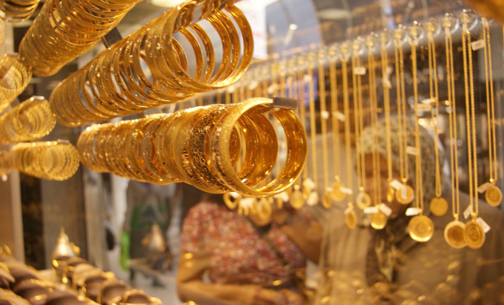 الذهب إلى أدنى مستوى والدولار يواصل الصعود