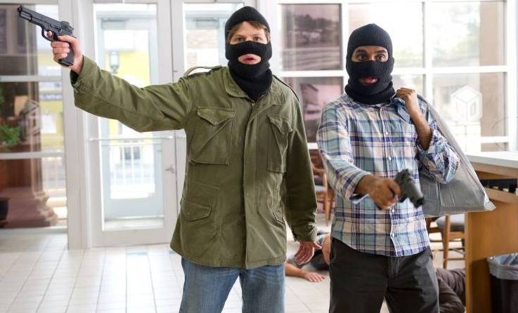 في وادي الجاموس.. هاجموا منزله وضربوه ثمَّ سرقوه!