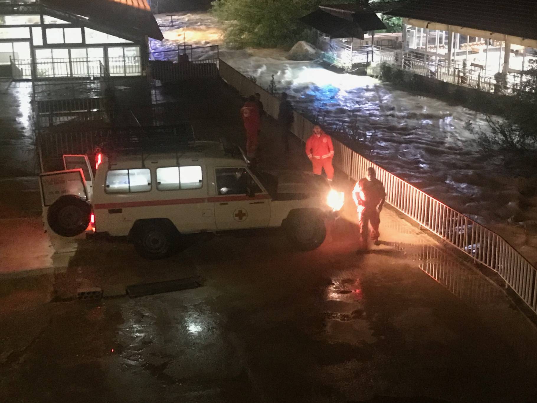 الصليب الأحمر فرع الهرمل أجلى مدنيين اثنين كانا عالقين في مجرى السيل بسبب الأمطار الغزيرة