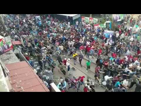 بالفيديو - اشكال وتضارب بمهرجان للحريري!