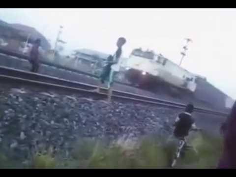 لحظة نجاة شاب من الموت تحت عجلات قطار مسرع (فيديو)