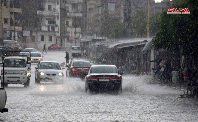 بالصور.. سيول في شوارع حمص جراء الأمطار الغزيرة