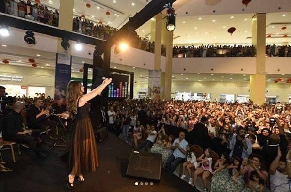 بالصور.. نانسي عجرم تخطف الأنظار في دبي بحضور إبنتيها وزوجها