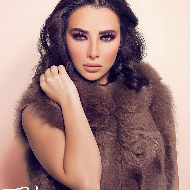 بالصور- بعد خطوة عارضة الأزياء شيرين منسى... الفنانة قمر تظهر بالشعر الأسود الطويل فما رأيكم؟