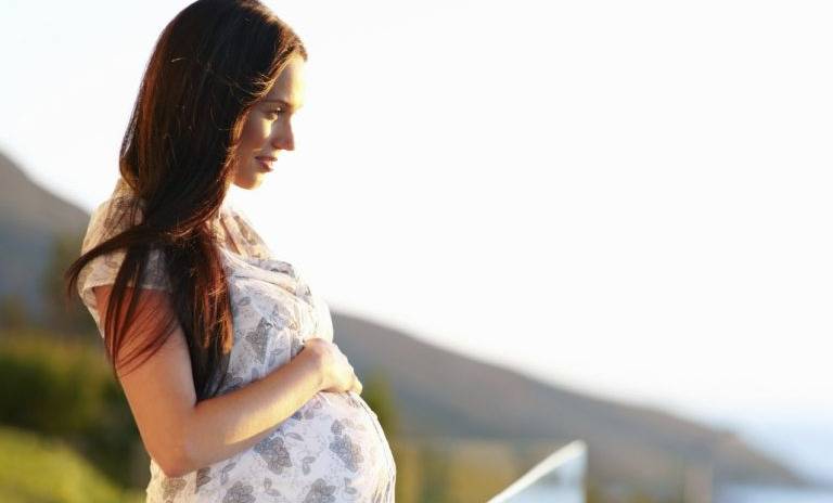 كيف يمكن تخفيف تورّم القدمين أثناء الحمل؟