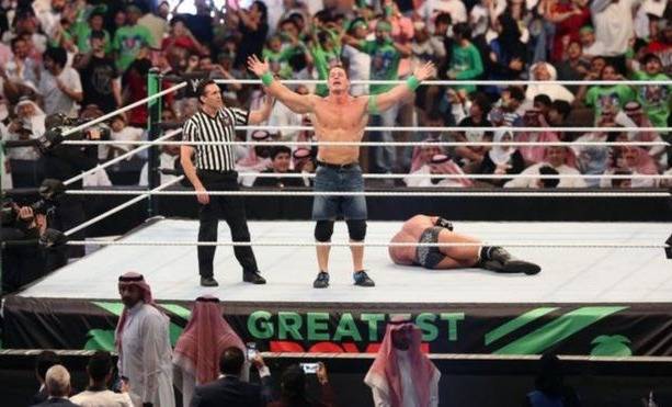 WWE تثير جدلاً في السعودية.. رسائل سياسية ومصارعات يكسرن القواعد!