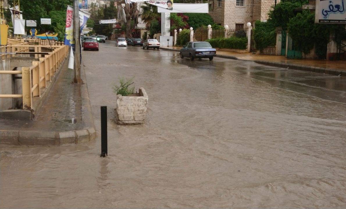 أمطار أيّار تفاجئ اللبنانيين.. حبات برَد وسيول!
