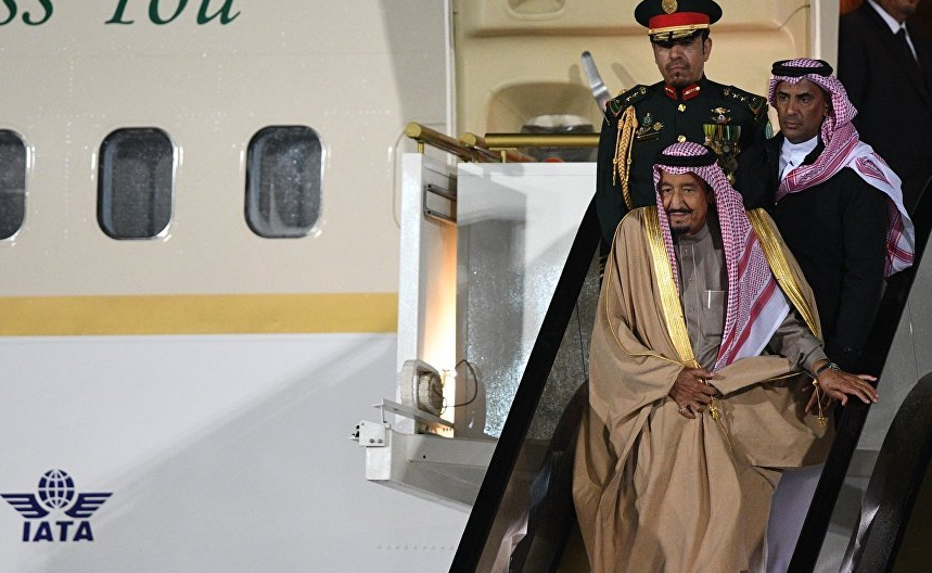 الملك سلمان يغادر الرياض... والأمير متعب يعود للمشهد (صور)