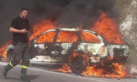 حريق أتى على سيارة بالكامل في عدلون ونجاة السائق وزوجته