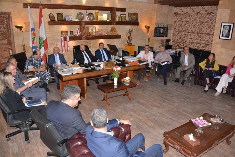 نهرا :المحافظة على مسافة واحدة لتطبيق القوانين وغرفة عمليات لمتابعة الشكاوى