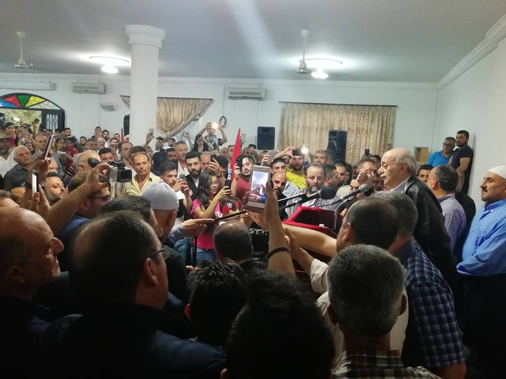 جنبلاط للحريري: لماذا تترك موقع رئاسة الوزراء للعابثين والسارقين