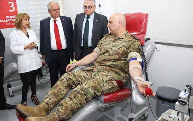 قائد الجيش زار مقرّ الصليب الأحمر
وتبرّع بالدم دعماً لشعار «شركاء بالدم»
