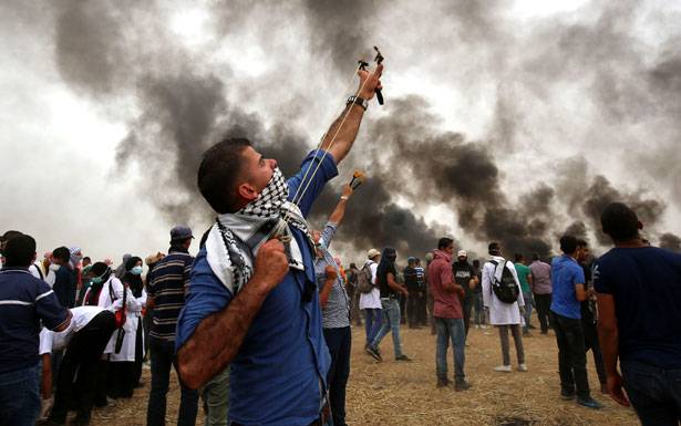 الفلسطينيون يسقطون طائرتين مسيرتين بـ «المقالع»
350 جريحاً في مواجهات «جمعة عمال فلسطين»